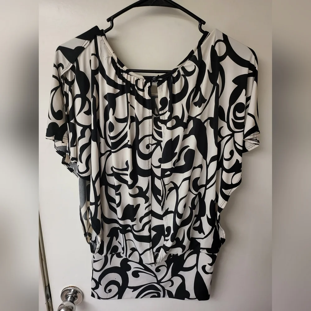 Beautiful blouse - Picture 2 of 2